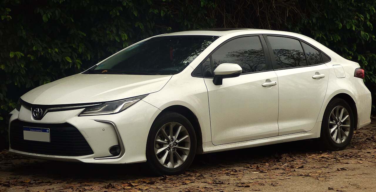 Toyota Corolla XEi blanco, vista delantera de tres cuartos