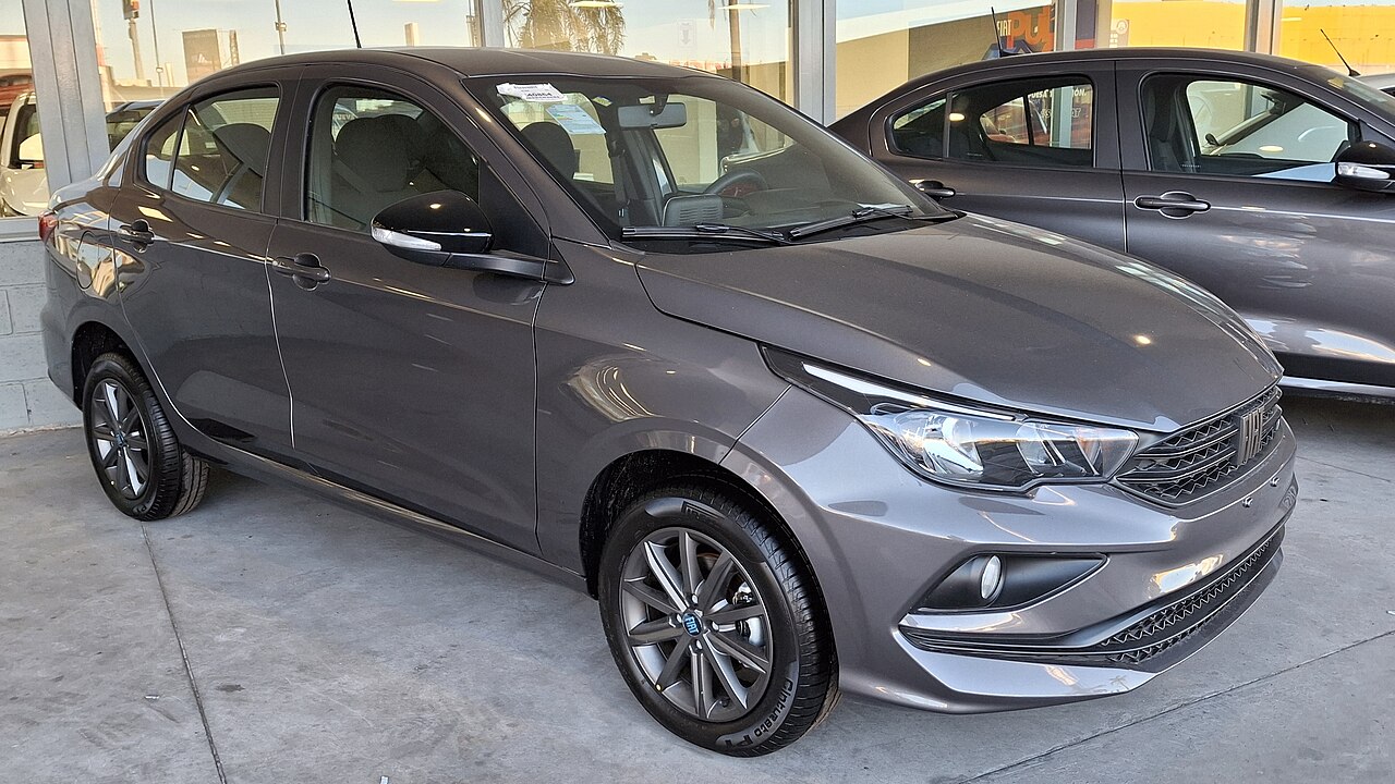 Fiat Cronos S-Design gris, vista delantera de tres cuartos