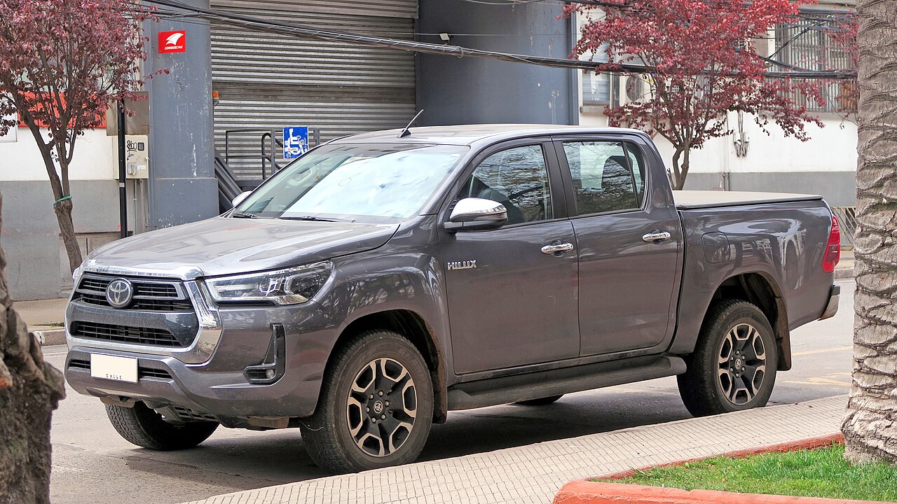 Toyota Hilux SRV gris, vista delantera de tres cuartos